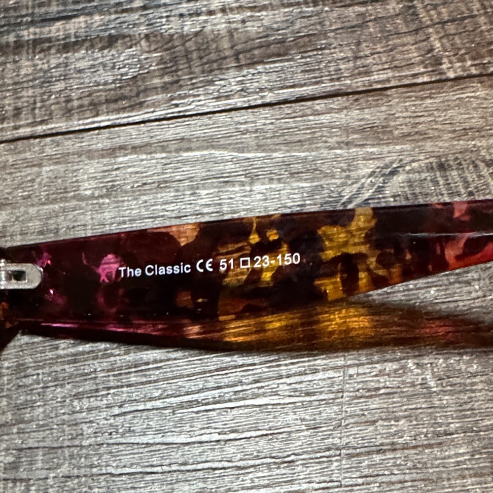 Chic Tortoiseshell Sunglasses - image 3